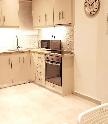 Modern Home, 6' From The Metro